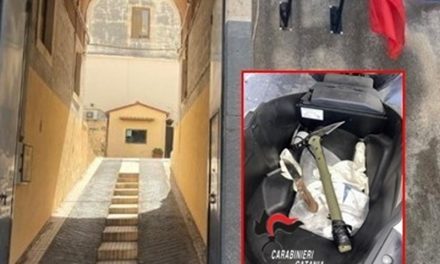 Catania, va in caserma per sporgere denuncia con scooter senza assicurazione e con armi: denunciato 46enne