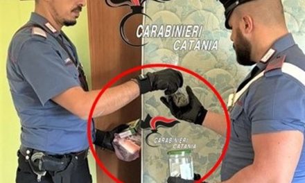 Sorpreso in 2 case con la droga e il “pizzino” della vendita: arrestato 47enne