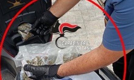 Catania, tenta di disfarsi della droga lanciandola dal balcone: arrestato 19enne