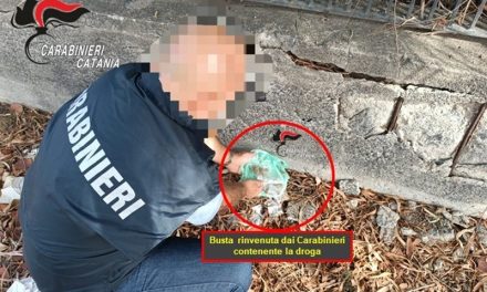 Catania, scappa sui tetti e nasconde la droga su un muretto: 33enne bloccato e arrestato