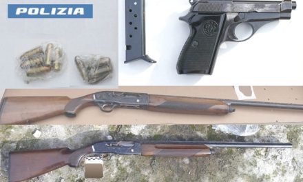 Scoperto fortino di armi in un terreno abbandonato: sequestrato arsenale
