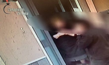 Biancavilla, fingono un incidente del figlio e truffano anziana: arrestati due 19enni