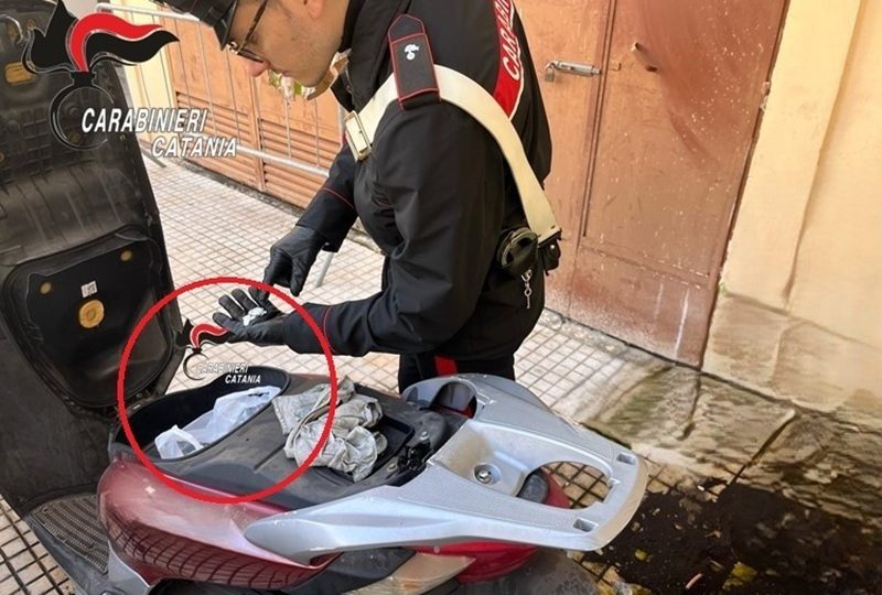 Catania, pusher aspetta i clienti, ma viene scoperto: arrestato 29enne