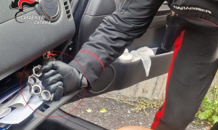 Catania, nel marsupio nascondeva un coltello e 2 tirapugni: denunciato 28enne