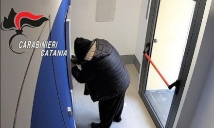 Tenta di scassinare sportello ATM della banca, prendendolo a martellate: denunciato 58enne