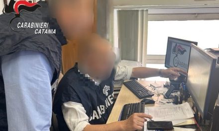 Vende smartphone di ultima generazione a prezzo stracciato, ma è una truffa: denunciato 51enne