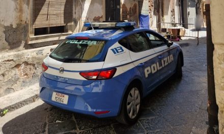 Catania, cosparge di benzina e minaccia di dare fuoco alla casa occupata abusivamente: arrestato 28enne