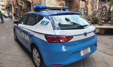 Catania, fugge con motorino rubato, fermato sferra calci e pugni: arrestato 28enne
