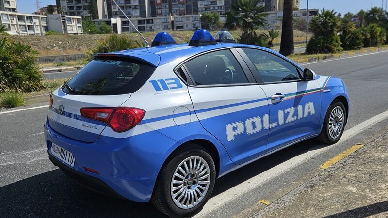 Catania, aggredisce suocera che teneva in braccio il figlio poi anche i poliziotti: arrestata 21enne