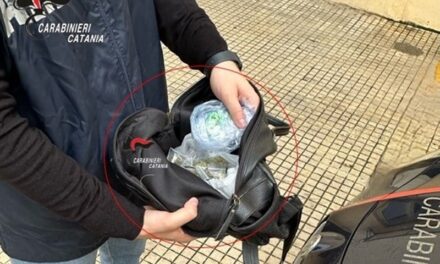 Catania, sorpreso mentre cede dosi, nella tracolla aveva diversi tipi di droga: arrestato 27enne