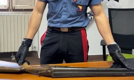 Beccato mentre si “perfezionava” al tiro con un fucile clandestino: arrestato 40enne