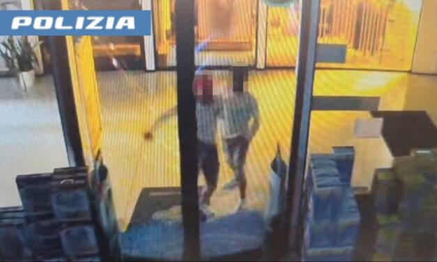 Frantumano vetrina e rubano in un negozio di prodotti per l’igiene: 2 denunce