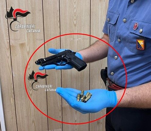 Catania, in giro con pistola clandestina e soldi: arrestato 33enne