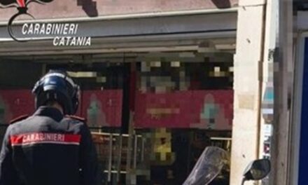 Catania, ruba 3 giubbotti in un negozio di via Etnea: fermato, esce un coltello
