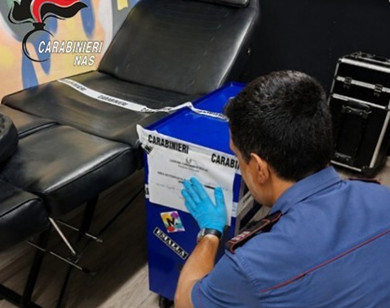 Attività di tatuatore abusiva e droga in negozio: sequestrati attrezzi