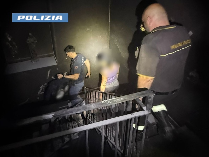 Catania, famiglie intrappolate in un palazzo in fiamme: salvate e arrestato un 29enne per droga