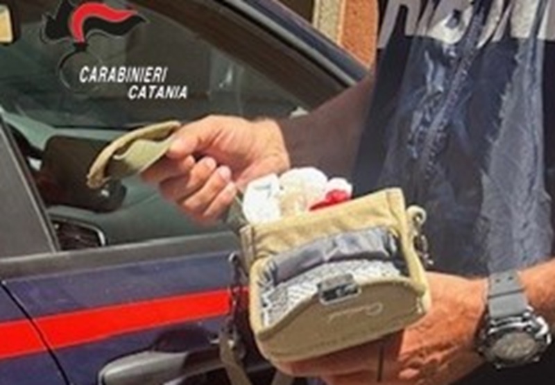 Catania, lancia droga dalla finestra durante il blitz: arrestato 55enne