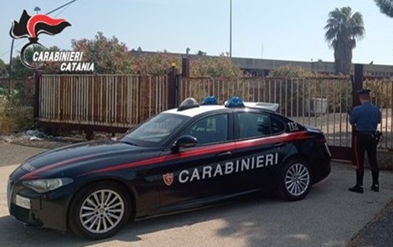 Catania, rubano materiale in uno stabile dismesso della zona industriale: 2 arresti