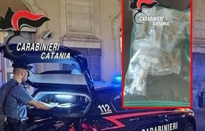 Catania, beccato mentre cede droga tenta la fuga: arrestato 22enne