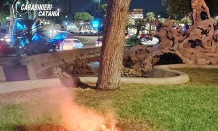 Catania, appicca incendio nel giardino pubblico vicino alla stazione: arrestato 38enne