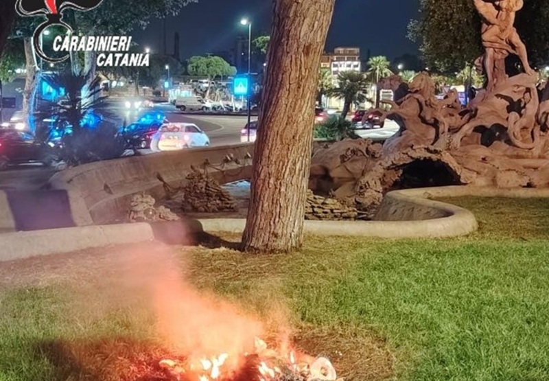 Catania, appicca incendio nel giardino pubblico vicino alla stazione: arrestato 38enne