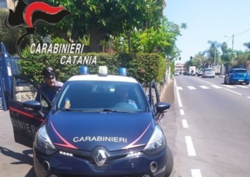 Ruba auto, ma viene sorpreso a bordo poco dopo: denunciato 20enne