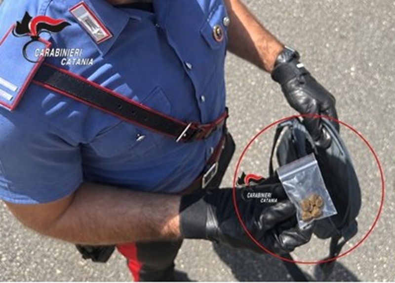 Droga nel borsello e nella stanza da letto: denunciato padre e figlio