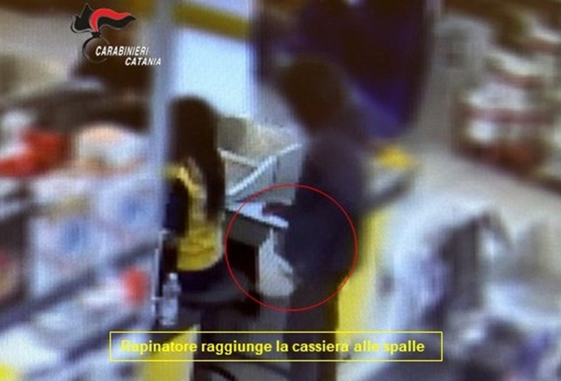 Armato di coltello mette a segno 4 rapina in pochi giorni: fermato 47enne
