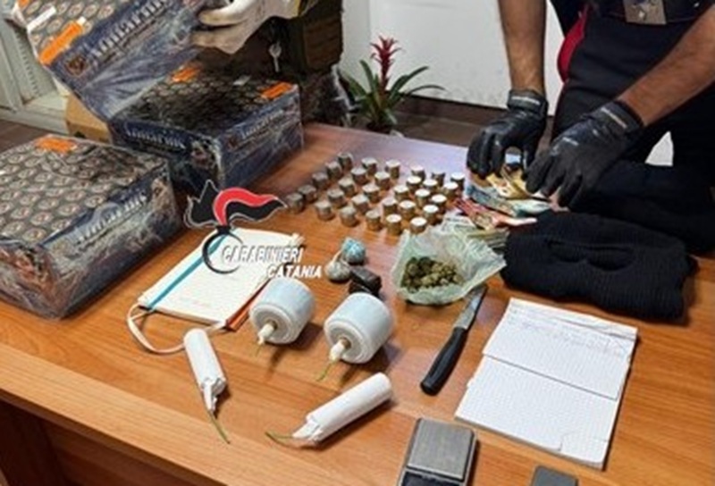 Chiusa piazza di spaccio, la trasferisce a casa sua: arrestato 21enne