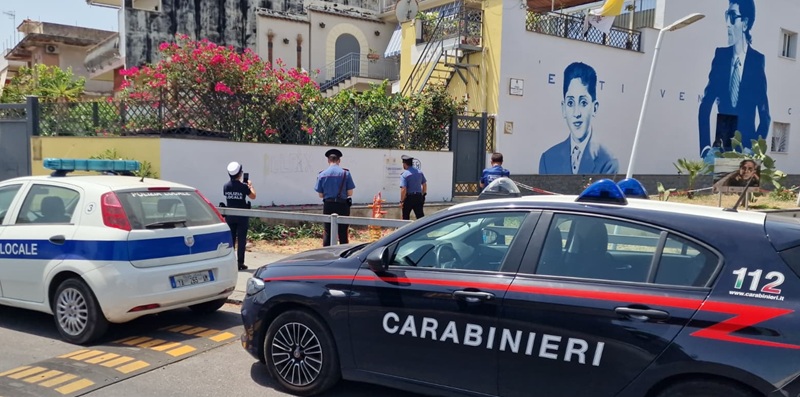 Imbratta la targa dedicata a Battiato: denunciato 30enne