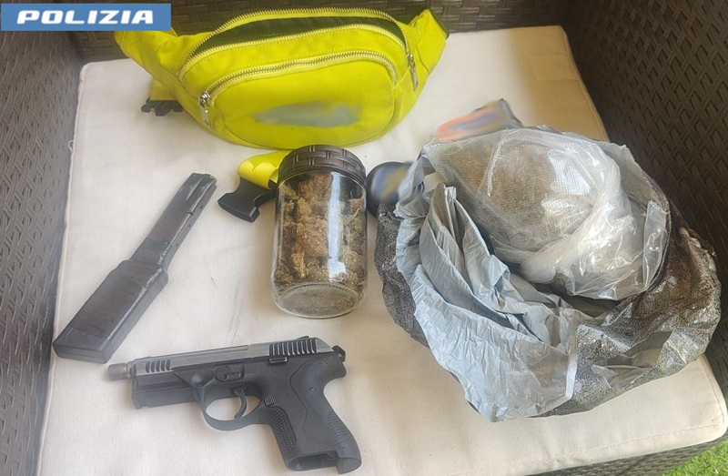 Catania, ai domiciliari gira in bici con una pistola clandestina: arrestato 25enne