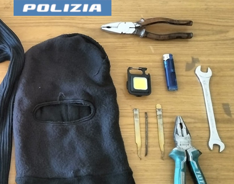 Catania, gira nei pressi di un condominio con arnesi per scassinare nel borsello: denunciato 43enne