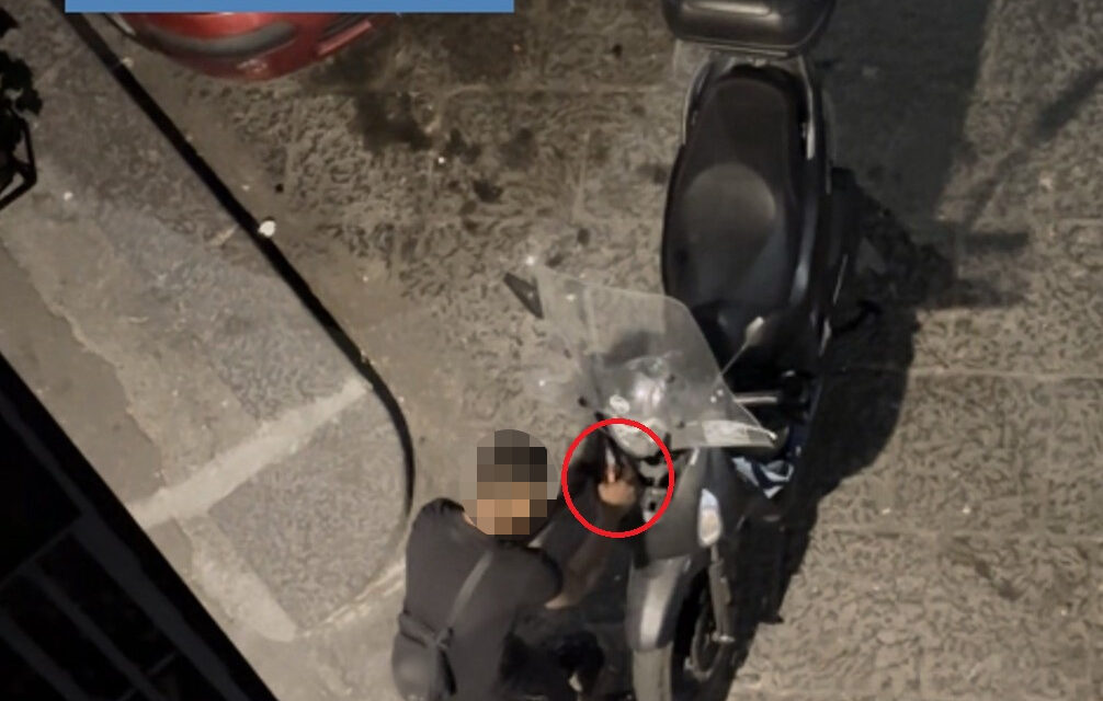 Catania, tenta di rubare motorino e minaccia con coltello testimone: arrestato 45enne