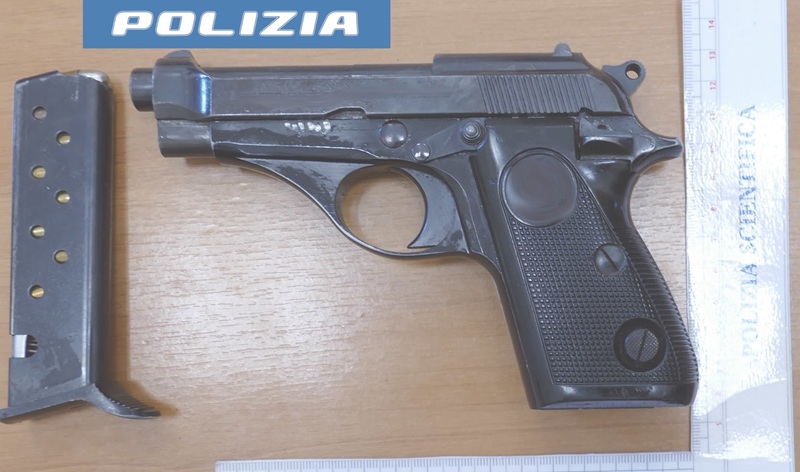 Sospettato di furto, viene trovato con un’arma clandestina e munizioni: arrestato 36enne