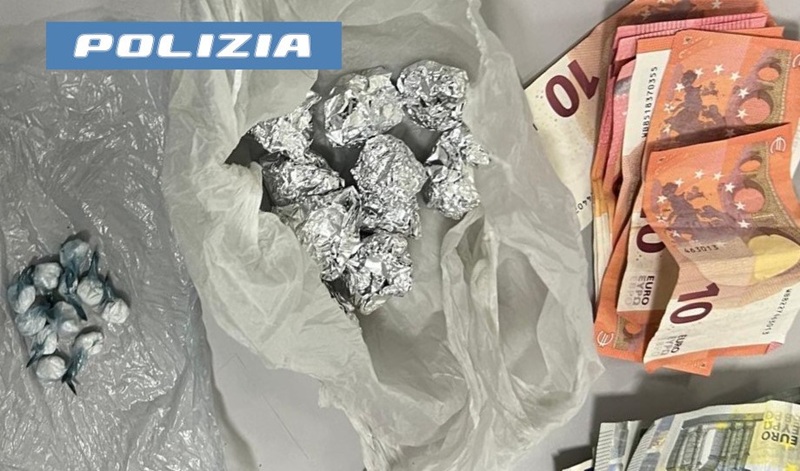 Catania, l’avviso via radio non basta: beccato pusher mentre cede droga