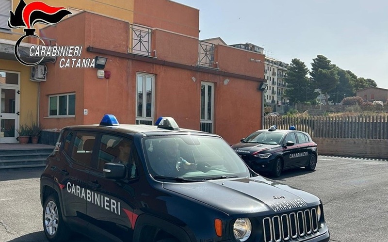 Adrano, cinque fendenti alle spalle e poi la fuga: denunciati padre e figlio