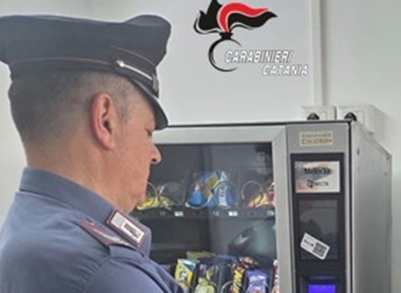Catania, frantuma porta con una pietra e si impossessa dei soldi del distributore: denunciato 29enne