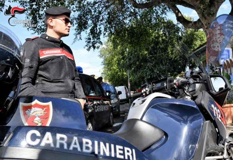 Catania, accelera per evitare il controllo: guidava senza patente e con arnesi da scasso, denunciato