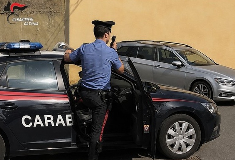 Catania, rompono finestrino dell’auto per cercare di rubarla: 2 arresti