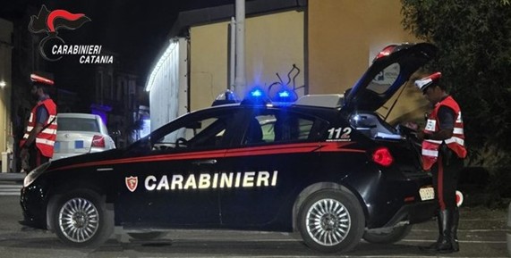 Catania, frantuma finestrini di auto in sosta e le saccheggia: arrestato 43enne