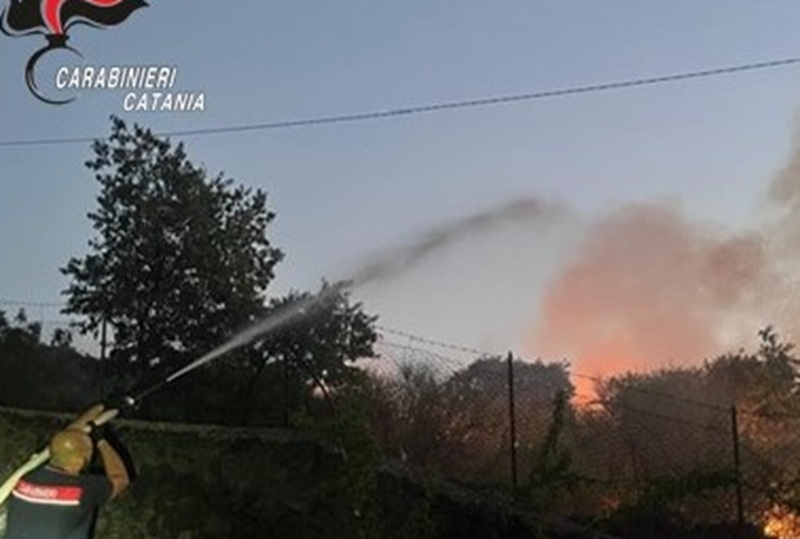 Vasto incendio minaccia abitazioni e casolari: intervento anche dei carabinieri