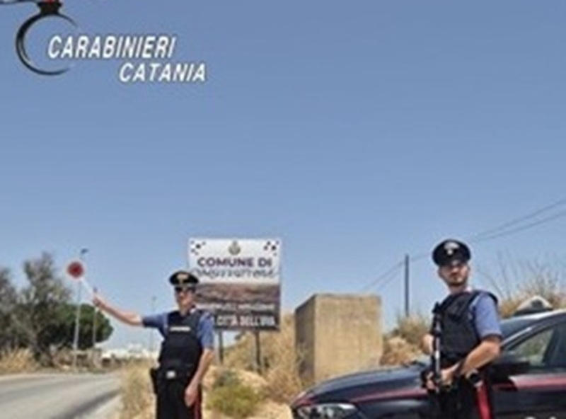 Ubriaco inveisce contro carabinieri e non fornisce generalità: denunciato 33enne