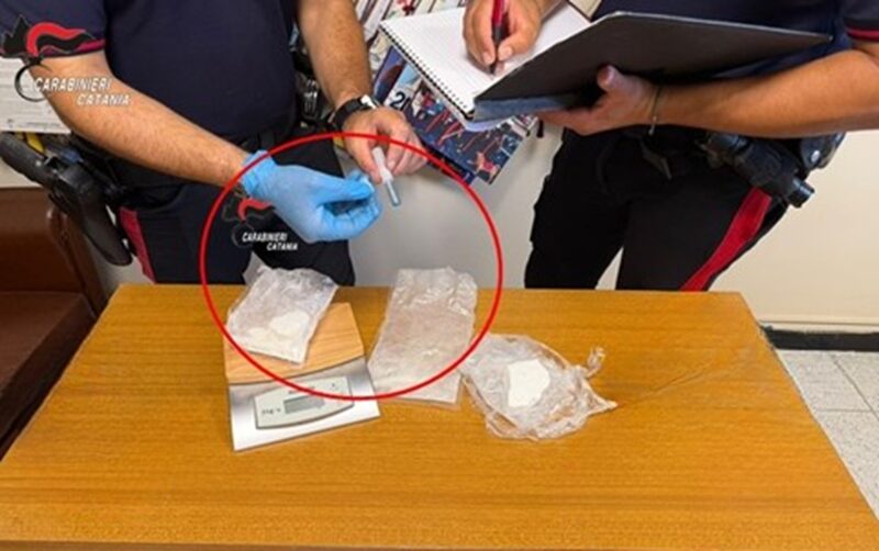 Fermato per un controllo, in auto nascondeva droga e coltello: arrestato 29enne