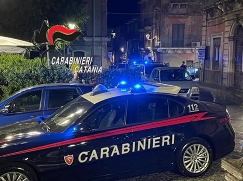 Paternò, beccati a spacciare droga in pieno centro: un arresto e una denuncia