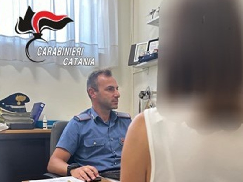 Fa cadere la compagna fuori dall’abitacolo e poi scappa: arrestato 52enne