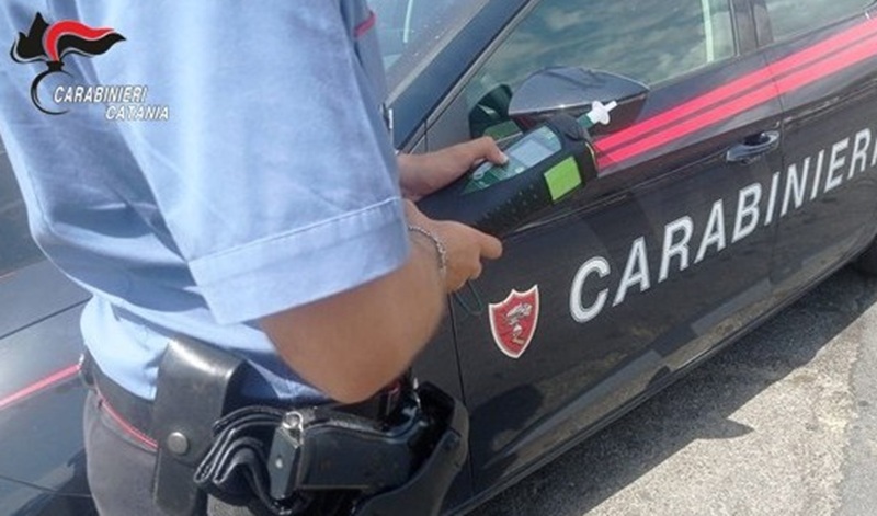 Poco lucido alla guida si schianta, poi rifiuta l’alcol test: denunciato 55enne