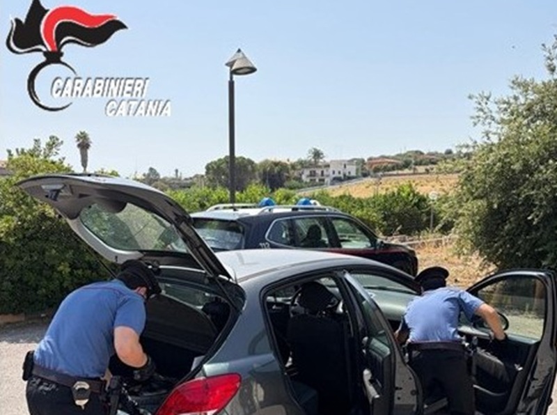 Alla guida di un’auto con telaio abraso e arnesi per lo scasso: denunciato 42enne