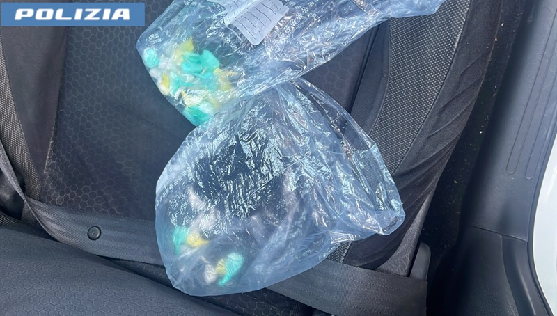 Catania, nascondeva in auto dosi già pronte per lo spaccio: arrestato 28enne