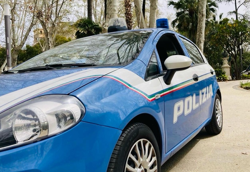Catania, minacciano passante con un coltello per rubare cellulare in via Etnea: 2 arresti