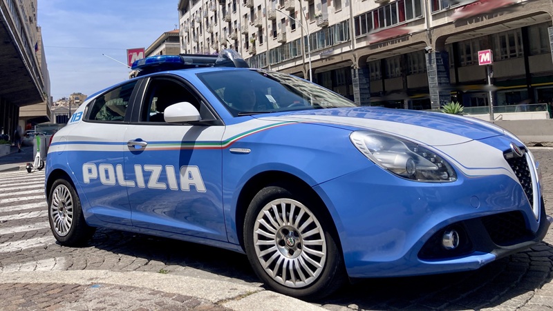 Catania, riempie lo zaino di prodotti e aggredisce guardia giurata al supermercato: arrestato 17enne